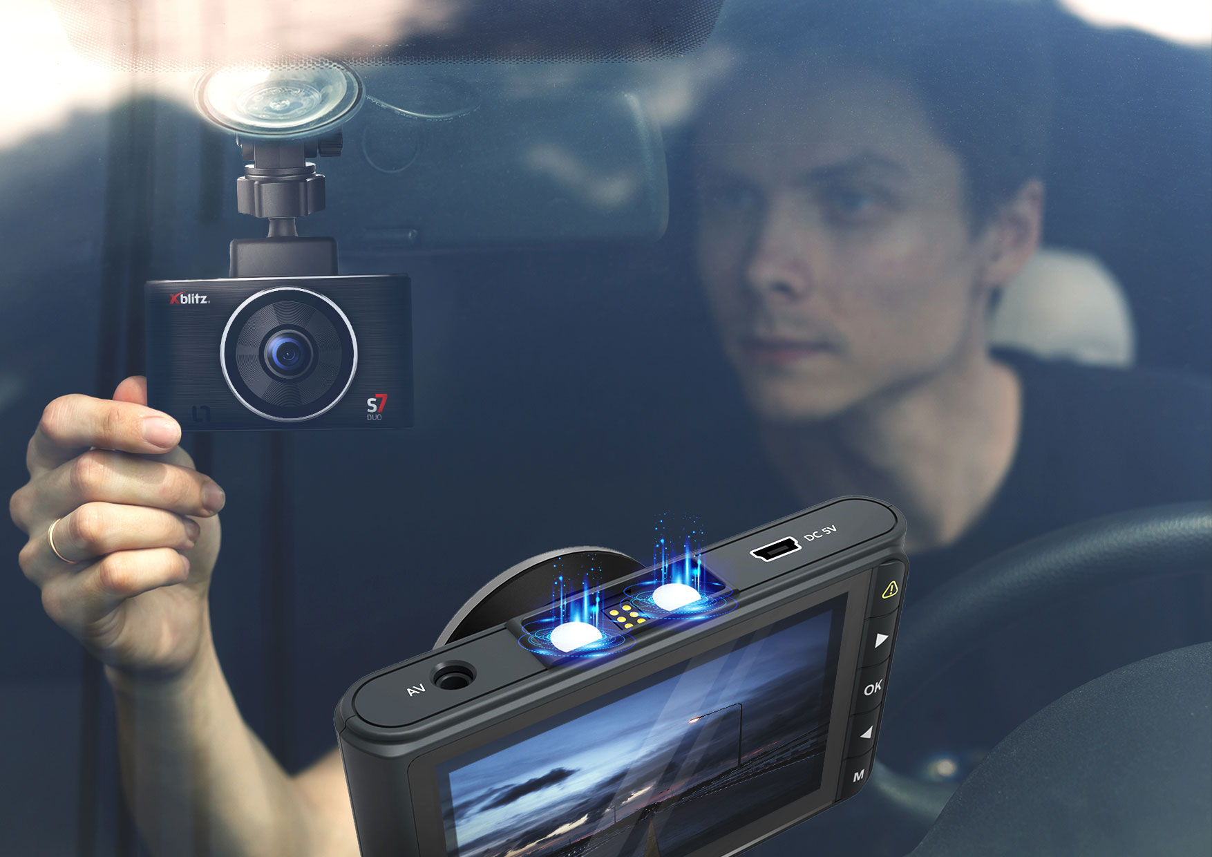 Mężczyzna montujący kamerę Xblitz S7 Duo