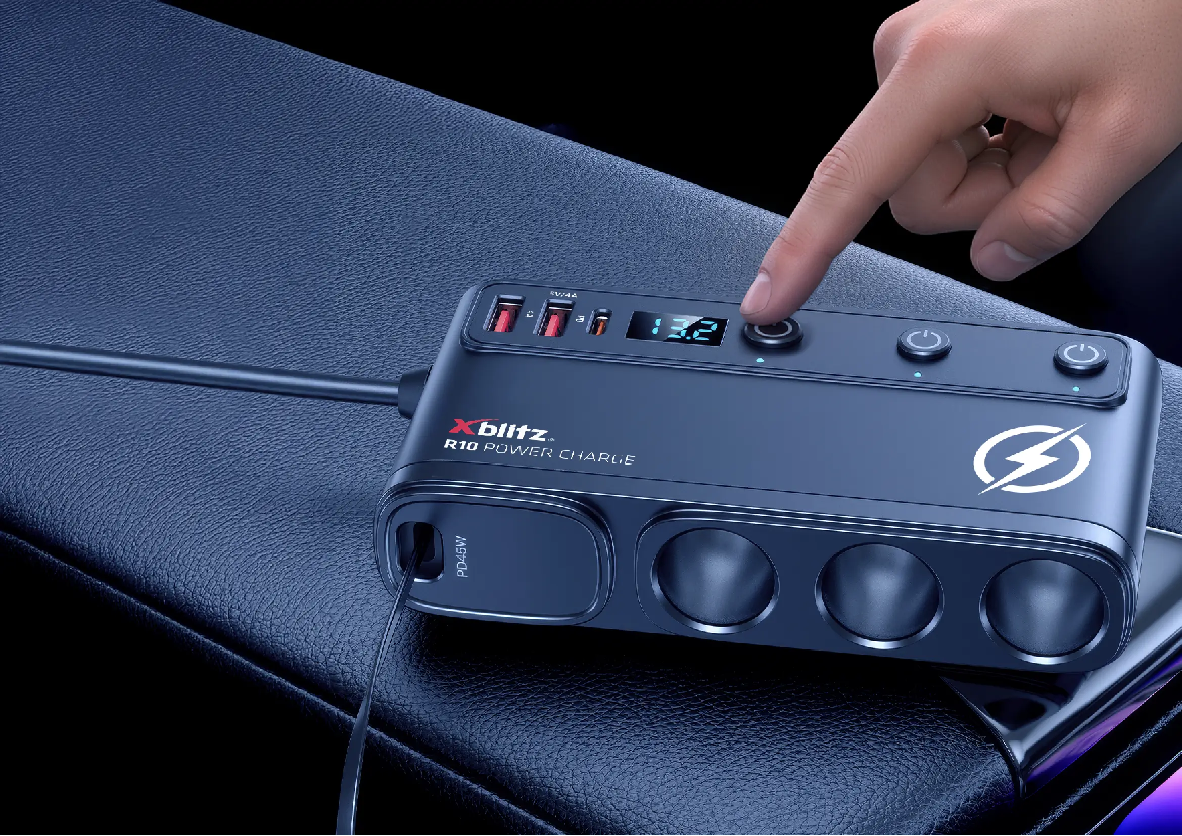 Widok rozdzielacza z rozwijanym kablem USB-C o długości 65 cm, podkreślona wygoda użytkowania