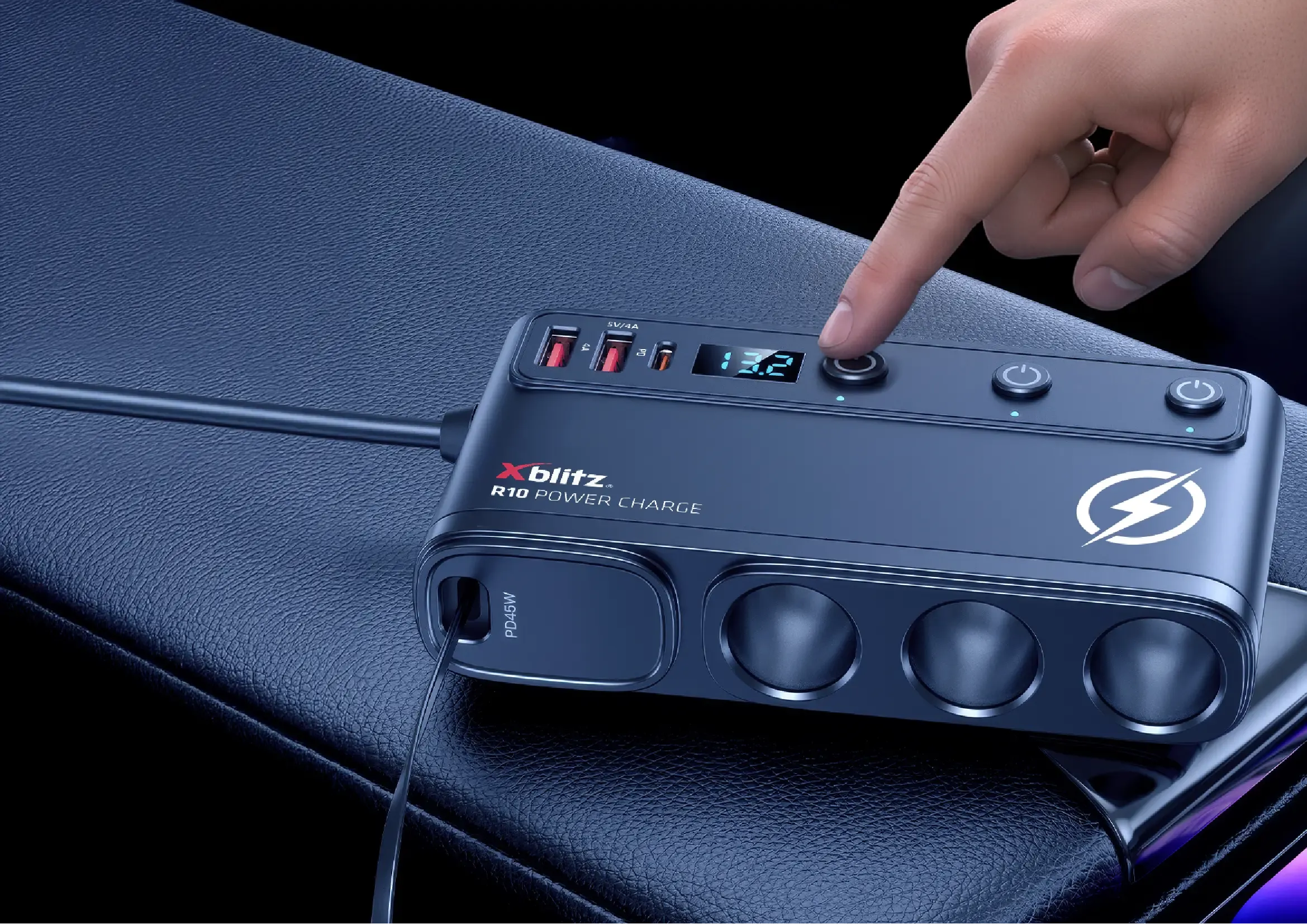 Widok rozdzielacza z rozwijanym kablem USB-C o długości 65 cm, podkreślona wygoda użytkowania