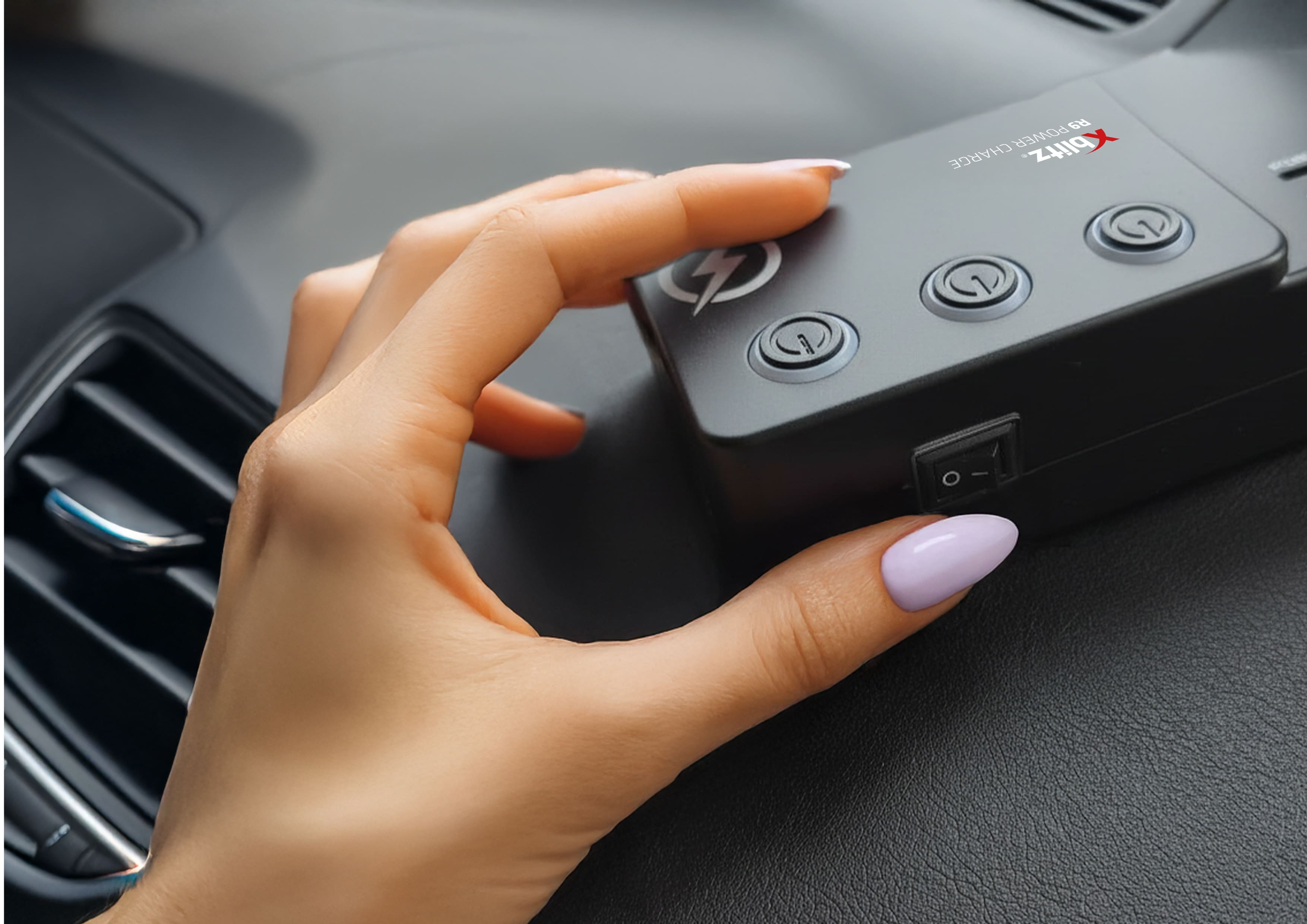 Zbliżenie na główny włącznik rozdzielacza sterujący wszystkimi gniazdami