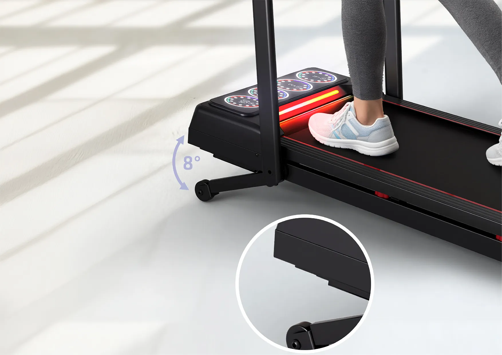 Stopa w bucie na pasie bieżni Xblitz Sport X-Runner 2, grafika strzałek i napis 8°, okrągłe zbliżenie elementu