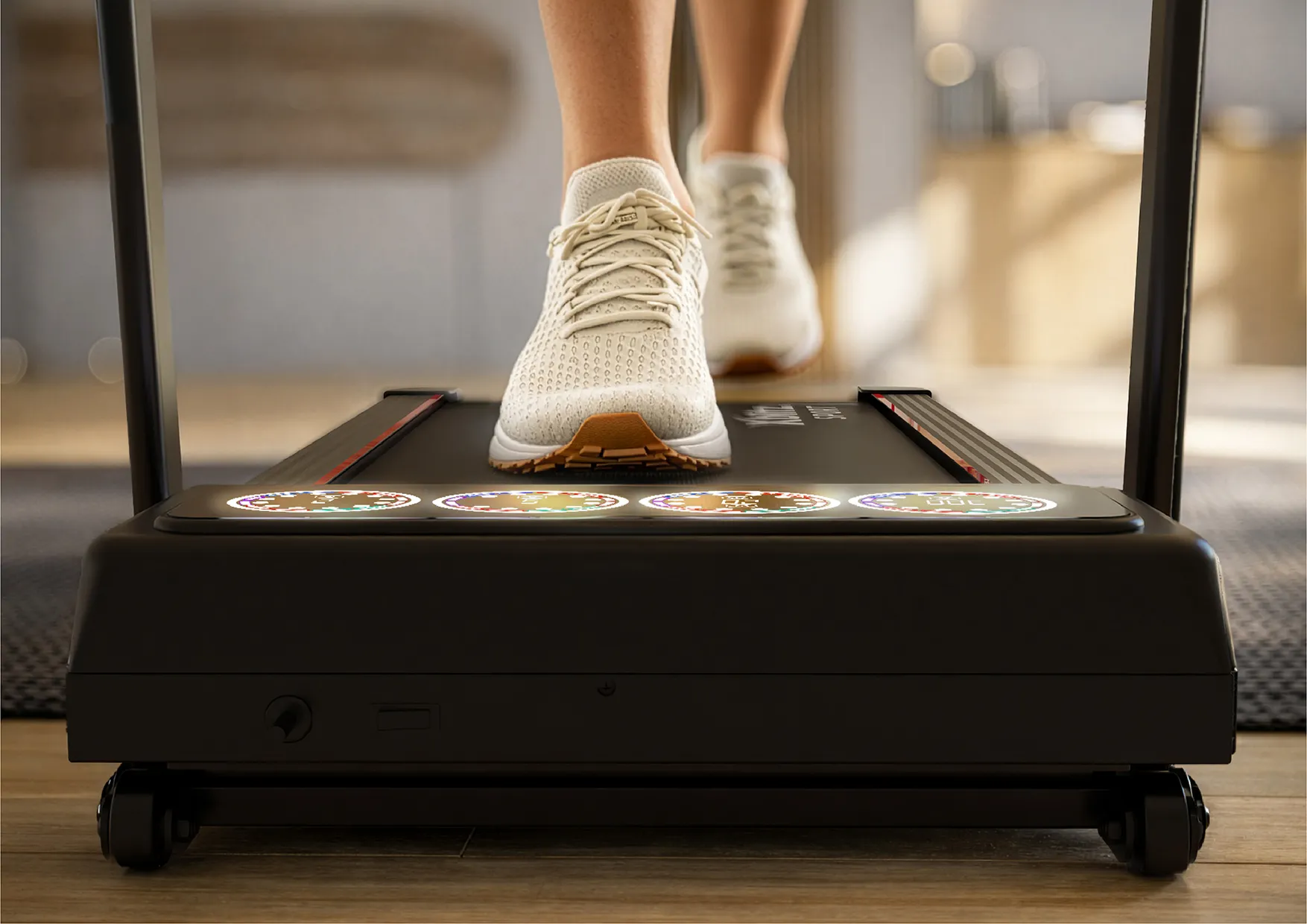 Buty sportowe na pasie bieżni Xblitz Sport X-Runner 2, z przodu panel z czterema okrągłymi wskaźnikami