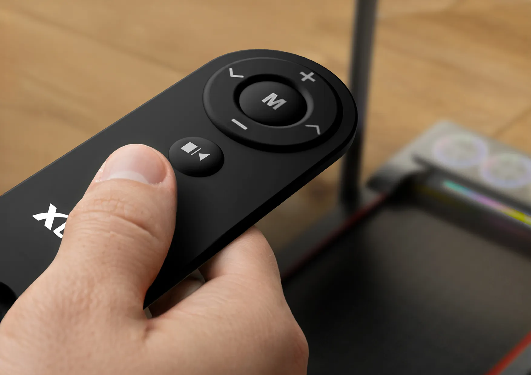 Zbliżenie pasa bieżni Xblitz Sport X-Runner 2 z butami sportowymi podczas biegu