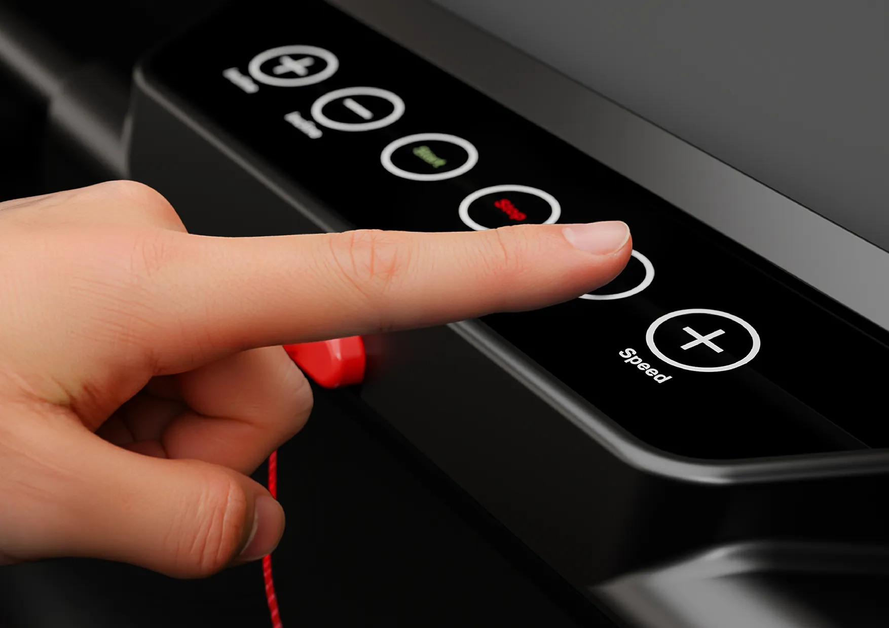 Zbliżenie pasa bieżni Xblitz Sport X-Runner 2 z butami sportowymi podczas treningu