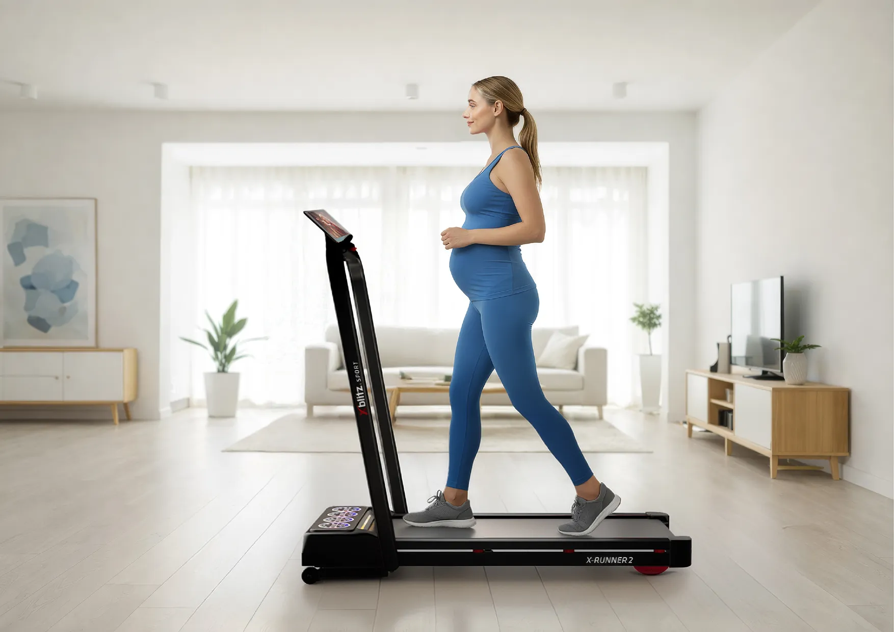 Bieżnia Xblitz Sport X-Runner 2 w pomieszczeniu z oknem i zasłonami, roślina w doniczce obok urządzenia