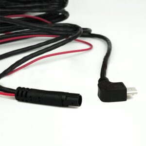 Przewód zasilający z końcówką micro USB pod kątem prostym, dodatkowym czerwonym przewodem oraz cylindrycznym złączem z drugiej strony.