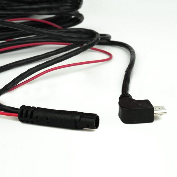 Przewód zasilający z końcówką micro USB pod kątem prostym, dodatkowym czerwonym przewodem oraz cylindrycznym złączem z drugiej strony.