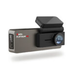 Wideorejestrator z uchwytem montażowym, obiektywem i widocznymi złączami z boku obudowy.