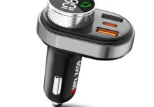 Zestaw głośnomówiący z transmiterem FM Xblitz Urządzenie posiada dwa porty USB typu A oraz jeden port USB typu C. Na górze znajduje się podświetlany wyświetlacz LED, który wskazuje napięcie oraz status połączenia Bluetooth